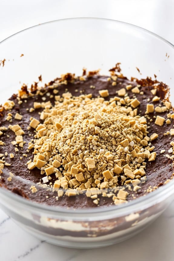 layer graham crackers carefully